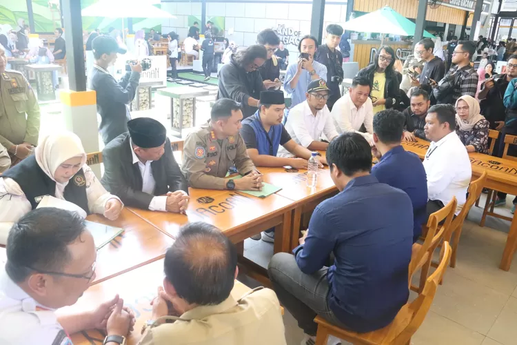 Komisi I DPRD Kota Bogor mendatangi restoran Mie Gacoan di Jalan Sholis, Kota Bogor, lantaran diduga beroperasi tanpa izin. (DPRD Kota Bogor)