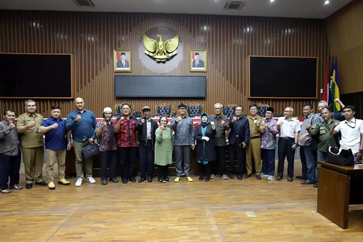 Pimpinan dan Anggota DPRD mengadakan audiensi lanjutan terkait pelanggaran bangunan cagar budaya, di Ruang Rapat Paripurna DPRD Kota Bandung, kemarin ini. Ariel/Humpro DPRD Kota Bandung.