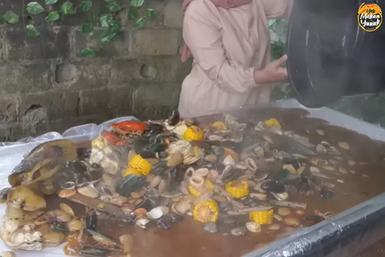 Rekomendasi seafood enak di Depok dengan porsi sebaskom. (Tangkap layar kanal Youtube Kubiler)