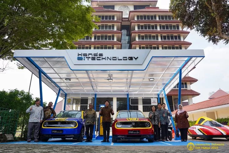 KERJASAMA : Penandatanganan MOU oleh Wakil Rektor Bidang Sumber Daya Manusia (SDM) dan Aset UI, Dedi Priadi, dan Presiden Direktur PT Honda Prospect Motor, Kotaro Shimizu. (UI For Radar Depok )