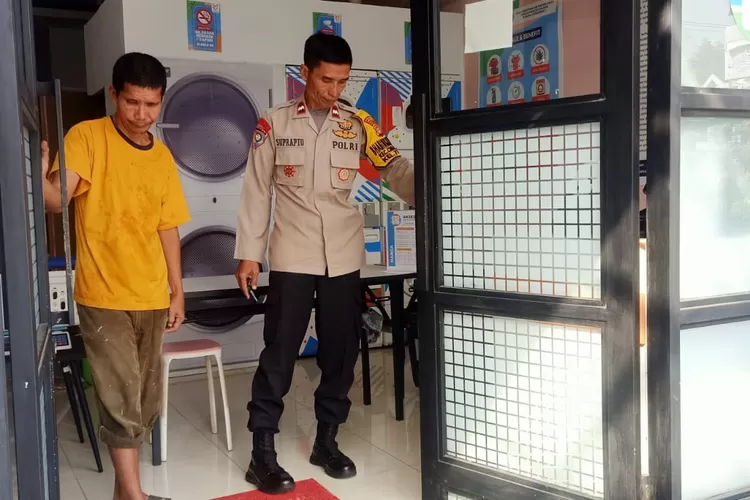 PENGECEKAN : Binmas Kelurahan Tugu bersama pengurus lingkungan mengecek TKP pencurian di sebuah toko laundry di Jalan Komjen M Jasin, Kelurahan Tugu, Kecamatan Cimanggis pada Senin (26/6). (ANDIKA EKA/RADAR DEPOK)