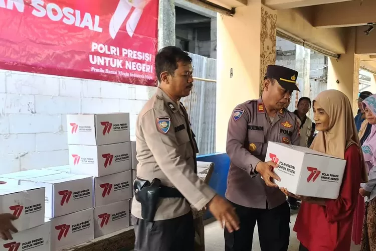 BERBAGI : Pembagian paket sembako dari Polsek Beji kepada warga RW14 Kemirimuka, dalam rangka HUT ke-77 Bhayangkara Polri, berlangsung di Kampung Fatimah Bawah RW14, Kelurahan Kemirimuka, Kecamatan Beji, Senin (26/6). (ALDY RAMA/RADAR DEPOK)