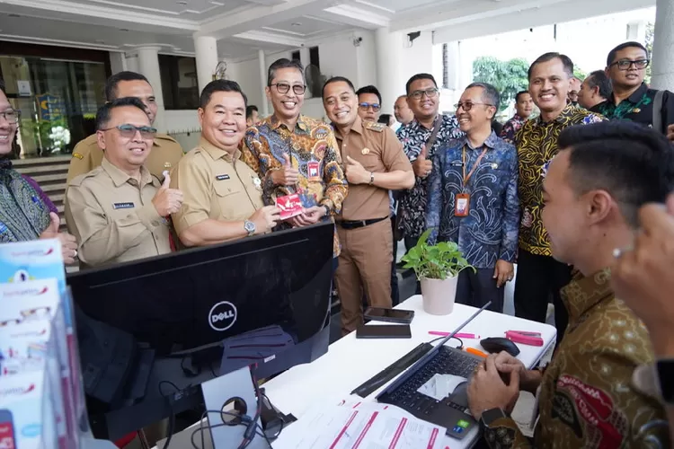 Dirut Bank Jatim Busrul Iman (tengah) bersama Dirjen Kependudukan dan Pencatatan Sipil Kementerian Dalam Negeri, Teguh Setyabudi, dan Wali Kota Surabaya Eri Cahyadi usai penandatanganan adendum.