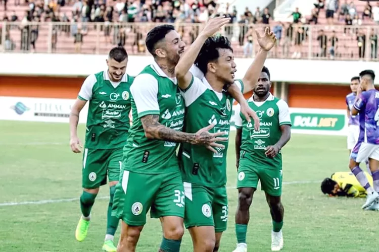 Pemain PSS Sleman, Wahyudi Hamisi selebrasi usai mencetak gol ke gawang Persib Bandung dalam uji coba jelang BRI Liga 1. (Instagram @pssleman)
