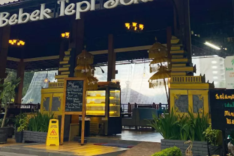 4 tempat makan di Bogor dengan konsep lesehan. (Instagram.com/bebektepisawahbogor)