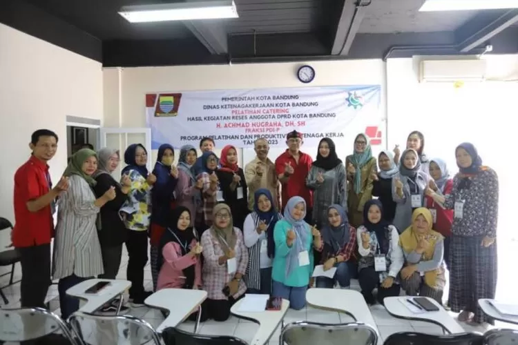 Wakil Ketua II DPRD Kota Bandung, H. Achmad Nugraha, D.H., S.H., membuka Program Pelatihan Kerja dan Produktivitas Tenaga Kerja di Bidang Barista (Gorajuara.com/Humpro DPRD Kota Bandung)