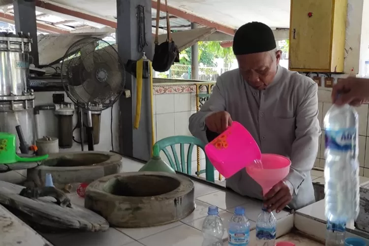 Para peziarah di mengambil air dari gentong peninggalan Sunan Kalijaga. (Zaidi)