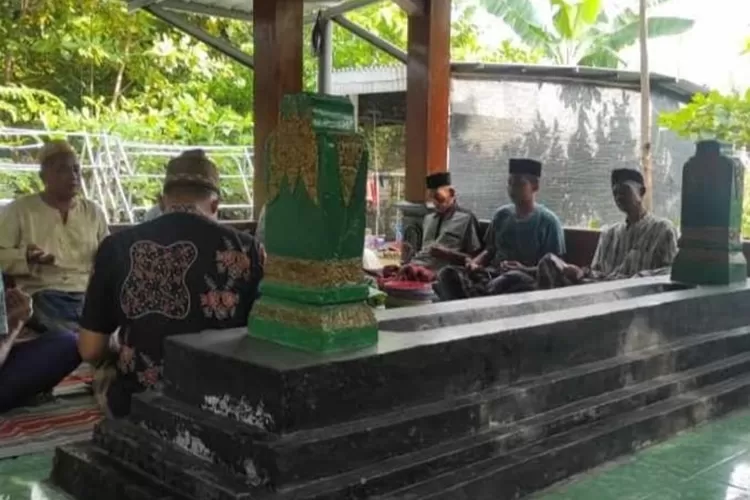 Para peziarah berdoa di cungkup Makam Raden Sawunggaling Demak.  (Zaidi)
