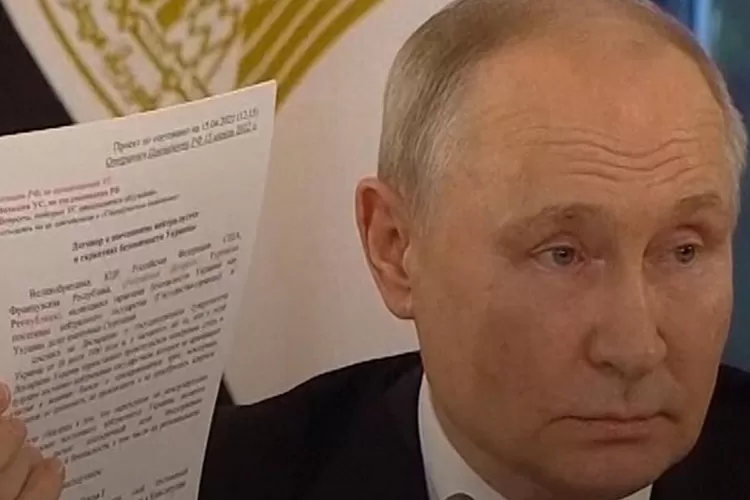 Presiden Rusia Vladimir Putin Menunjukkan Dokumen Perdamaian dengan Ukraina (Instagram @unexplnd)