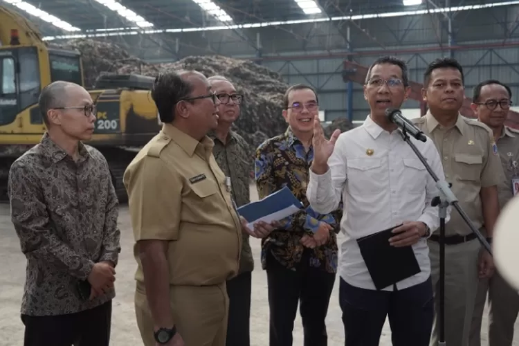 Pj Gubernur DKI Jakarta Heru Budi Hartono tengah presentasi hasil olahan TPST Bantargebang. (Humas Indocement/Bogor Times)