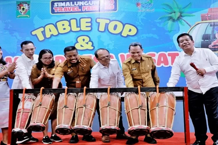 Bupati Simalungun bersama Kadis budpar Sumut Zumry Sulthony, Kadis Budparekraf Simalungun M Fikri F Damanik dan Ketua PHRI Robert Pardede pukul gendang  (Realitasonline.id/SS)