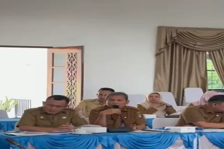 Sekretaris Dinas Pendidikan Yusnaldi (pegang mik) memaparkan Inovasi Pelayanan Publik Tahun 2023  (Realitasonline.id/zul)