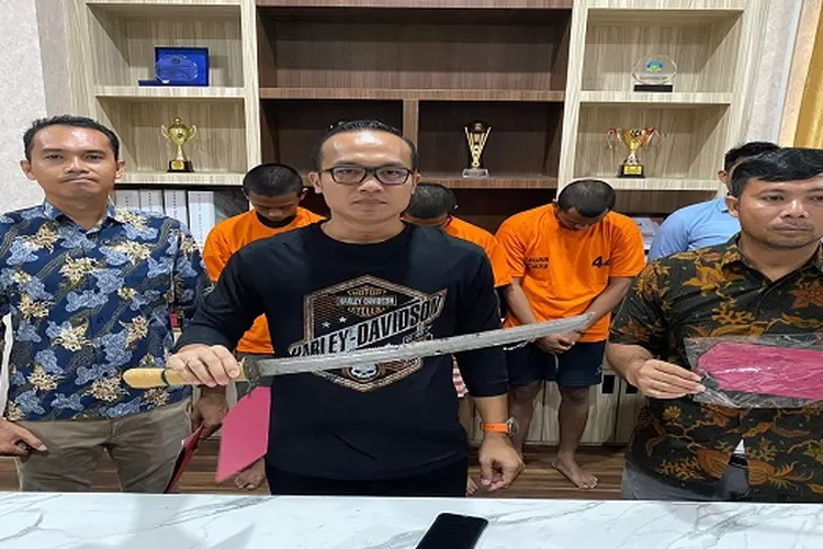 3 orang tersangka telah ditahan di Mapolresta Deli Serdang Beserta alat bukti yang dipegang Kasat Reskrim Kompol I Kadek Heri Cahyadi  (Realitasonline.id/zul)