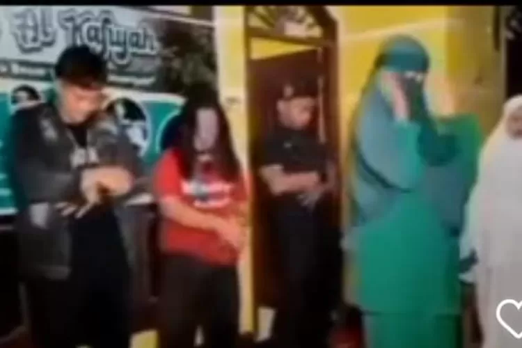 Pondok Pesantren Al Kafiyah viral usai beredarnya video seorang wanita bercadar hijau menjadi imam salat dengan gerakan yang tidak biasa. (Tangkap Layar Medsos)