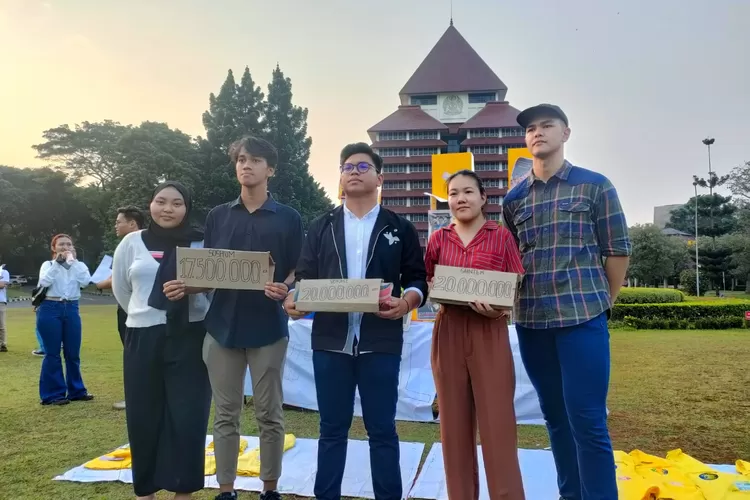 INSERT : Ketua BEM UI Melki Sedek Huang (Tengah). (BAGAS KARA/RADAR DEPOK)