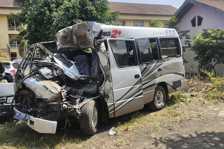 Elf Seruduk Truk Fuso Di Tol Solo-Ngawi, 3 Tewas 10 Luka - Suara ...