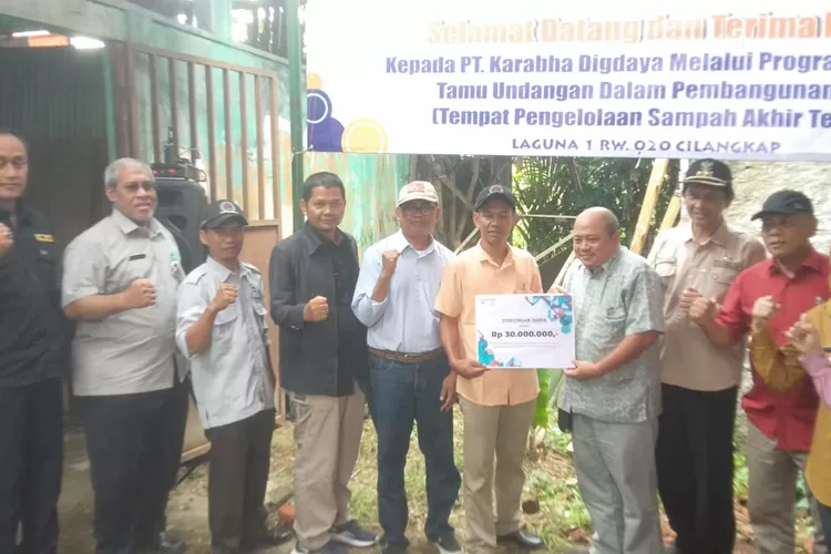 Penyerahan dana untuk kerja sama antara Kecamatan Tapos dan PT. Karabha Digdaya dalam pengelolaan sampah.