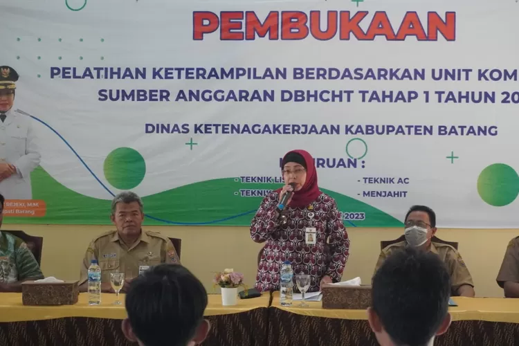 Penjabat (Pj) Bupati Batang Lani Dwi Rejeki membuka kegiatan pelatihan kerja di Disnaker Batang. Foto: Muslihun kontributor Batang.