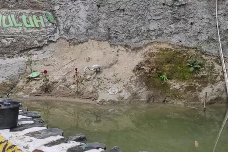 Wisatawan mengunjungi Sendang Wuluh di Desa Jragung, Kecamatan Karangawen, Kabupaten Demak.  (Zaidi)