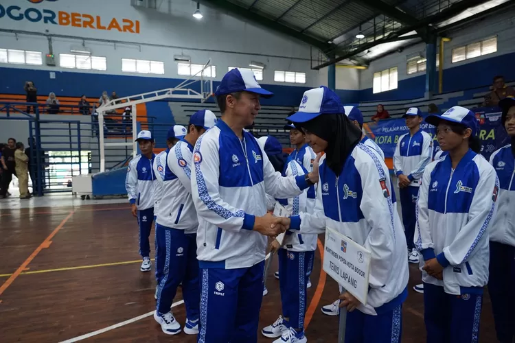 Wakil Wali Kota Bogor Dedie Rachim melepas atlet Popda Kota Bogor. (Pemkot Bogor)