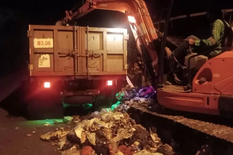 DLH terjunkan belasan armada hingga alat berat untuk atasi sampah di kawasan Puncak. (Rijal/Metropolitan )