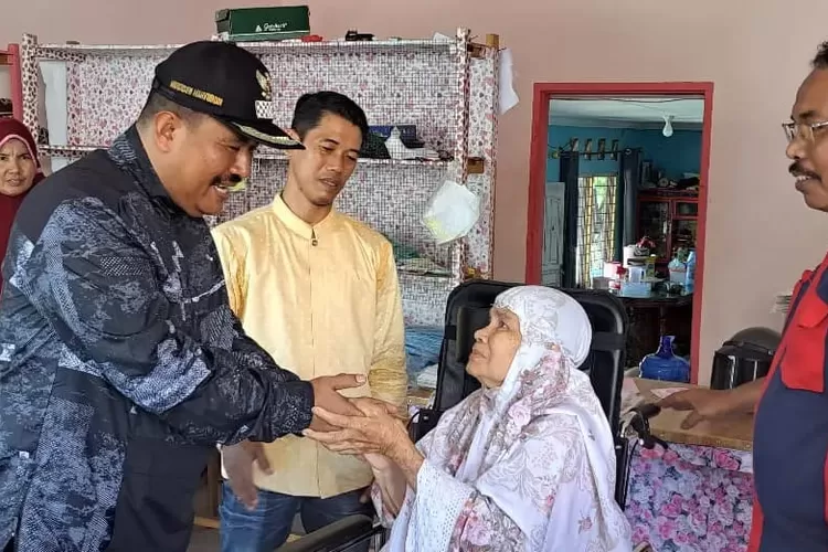 Wakil Wali Kota Pariaman Serahkan Bantuan Kursi Roda untuk Lansia di Desa Ampalu (Kominfo Kota Pariaman)