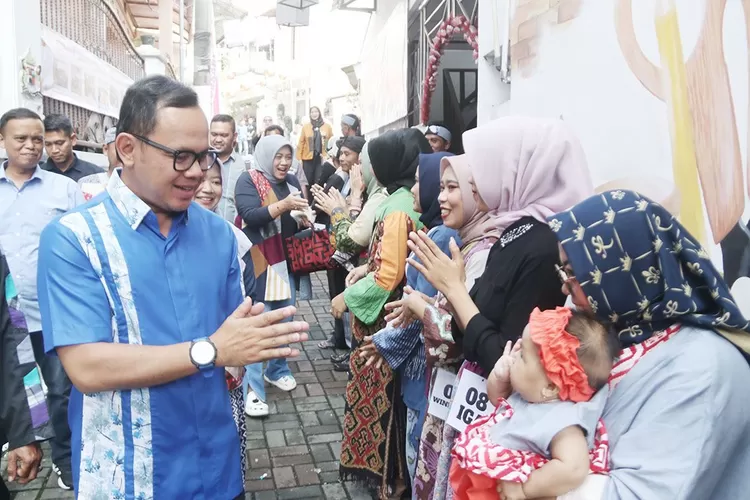 Wali Kota Bogor Bima Arya saat melihat Perca Fest 2023. (Pemkot Bogor)