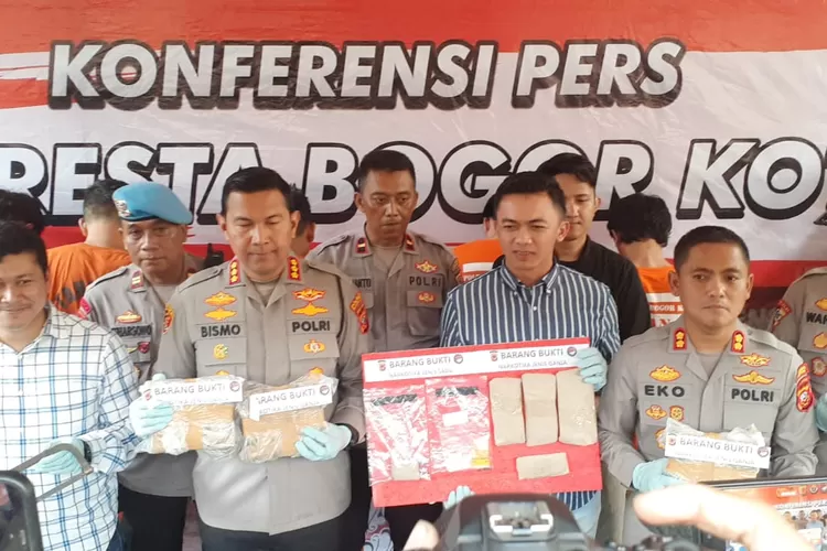 Sat Narkoba Polresta Bogor Kota menyita 5 kg ganja dari pengedar narkoba di Bogor, Rabu, 28 Juni 2023. (Ayobogor.com/Riky Iskandar)