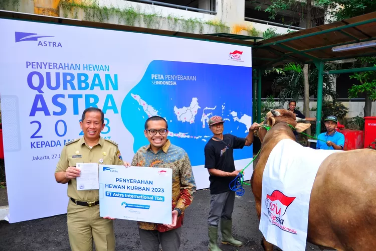 Wali Kota Jakarta Utara saat Menerima Hewan Kurban daei Yayasan Amalia Astra