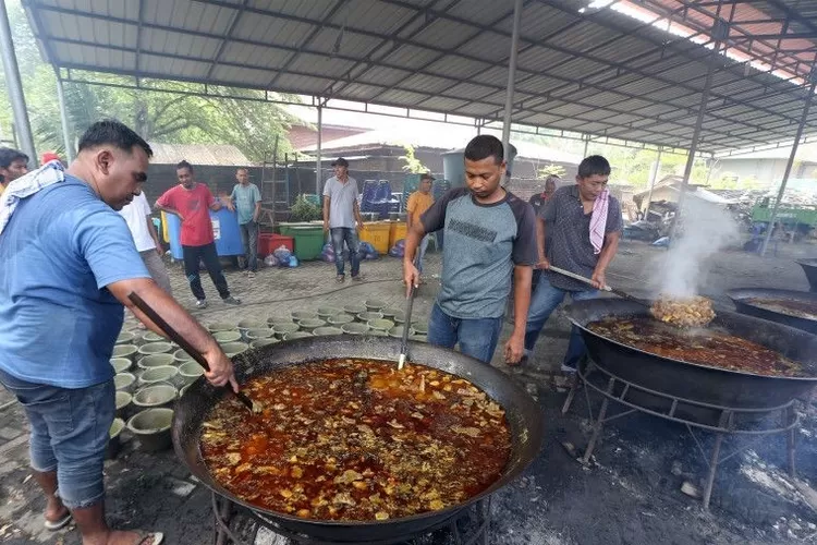 Ilustrasi - Warga memasak menu kuliner tradisional kuah beulangong (kari daging sapi) di Desa Pango Raya, Banda Aceh, Aceh, Sabtu (8/4/2023). ( ANTARA / Irwansyah Putra)