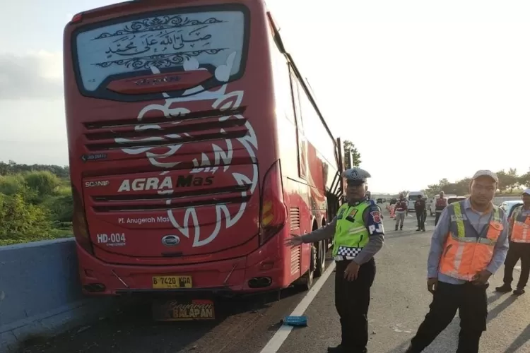 Kecelakaan Maut Bus AKAP Di Tol Cipali, Gagal Salip Truk Lalu Tabrak ...