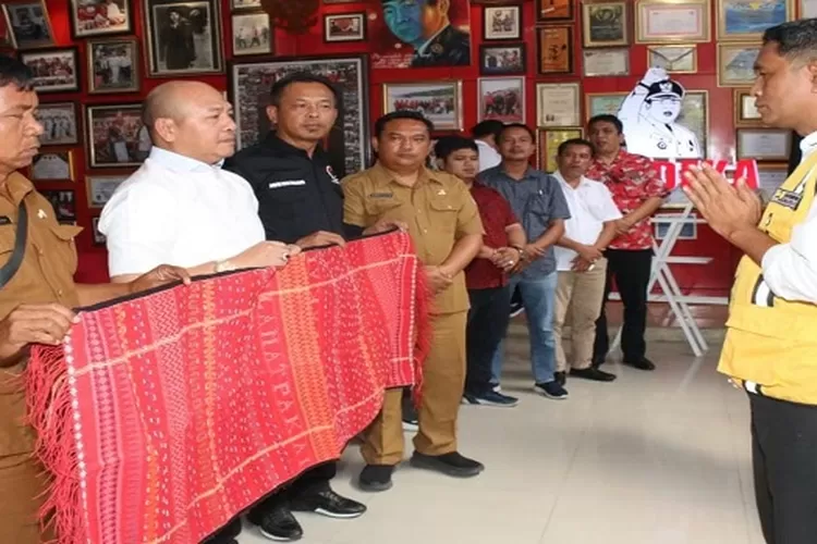 Bupati Taput Dr. Nikson Nababan didampingi Ketua DPRD Rudi Nababan saat menyerahkan cinderamata kepada Kepala Balai Penyediaan Perumahan Sumatera Utara II Iswanto  (Realitasonline.id/Alpon Situmorang)