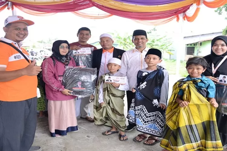 Anggota DPRD Sumut Ahmad Darwis bersama anak-anak usai mengikuti khitanan massal di Medan Polonia (Realitasonline.id/mis)