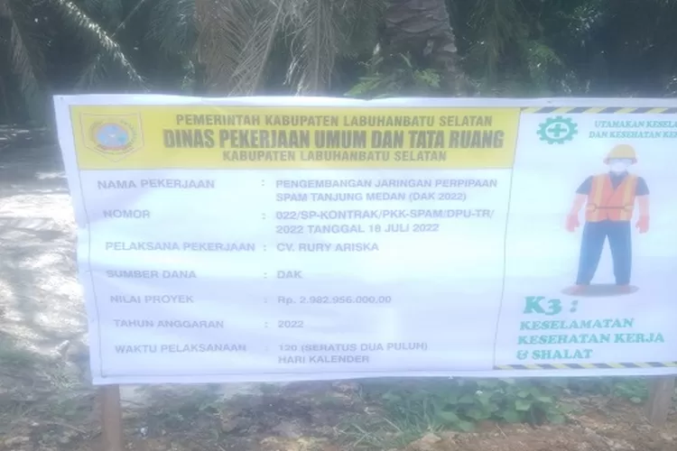  Pekerjaan proyek pembangunan fasilitas jaringan perpipaan air bersih terpampang pada  papan proyek (Realitasonline.id/RS)