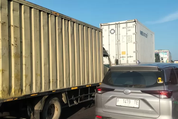 Suasana kemacetan di pintu tol Bocimi exit Cigombong
