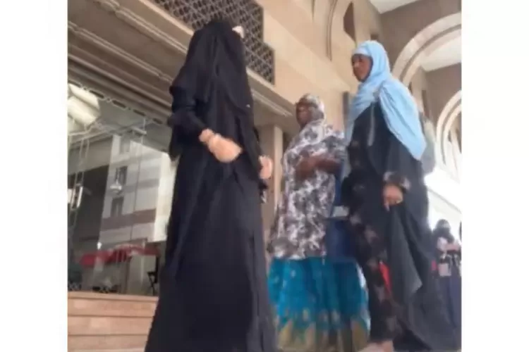 Video viral perempuan joget TikTok diduga saat berhaji. (TikTok/ariellalalaa_)