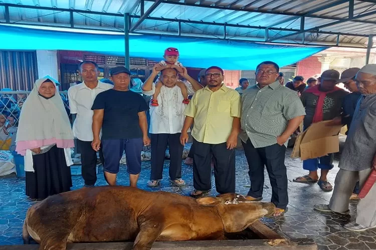 Para pekurban akan menyaksikan hewan kurban salah satu dari 7 ekor sapi yang akan disembelih (Realitasonline.id/mis)