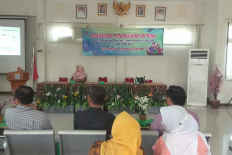 TAPOS - Dinas Pemberdayaan Perempuan, Perlindungan Anak, Pengendalian Penduduk, dan Keluarga Berencana (DP3AP2KB) Kota Depok lakukan roadshow penyuluhan KB Pria. Kali ini, Kecamatan Tapos menjadi sasaran kegiatan tersebut. Sekretaris Kecamatan Tapos, Tri Stanto mengapresiasi kegiatan yang dilakukan 