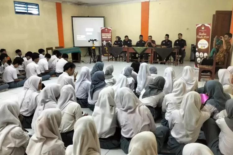 RATUJAYA - Panitia Pemungutan Suara Kelurahan Ratujaya dan Panitia Pemilihan Kecamatan (PPK) Kecamatan Cipayung mengadakan sosialisasi pemilih pemula di SMK Teknindo Jaya, belum lama ini. Sosialisasi ini menyasar pelajar kelas XI sebagai pemilih pemula pada Pemilihan Umum (Pemilu) 2024. Ketua PPS Ke