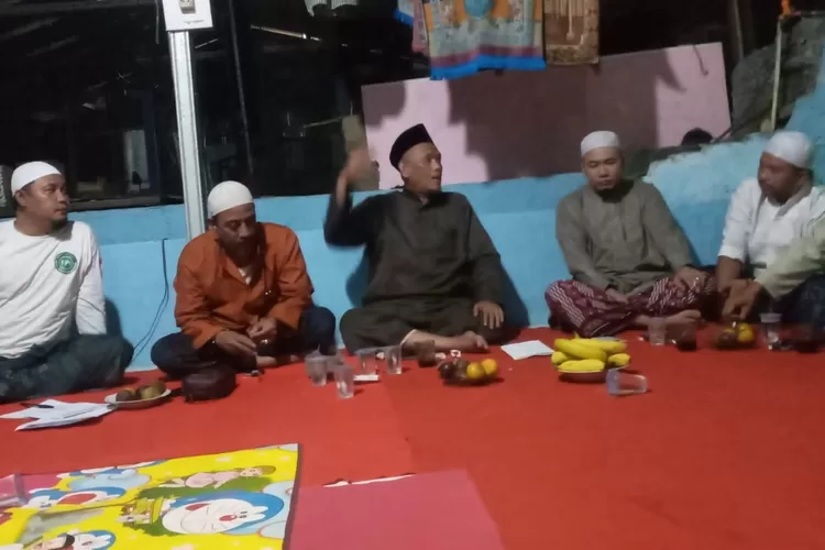 REMBUK : Sejumlah Ormas Kota Depok membicarakan aksi untuk menindaklanjuti penyimpangan Pimpinan Ponpes Al Zaytun, Panji Gumilang di Kecamatan Bojongsari Kota Depok, semalam. (TIARA/RADAR DEPOK)