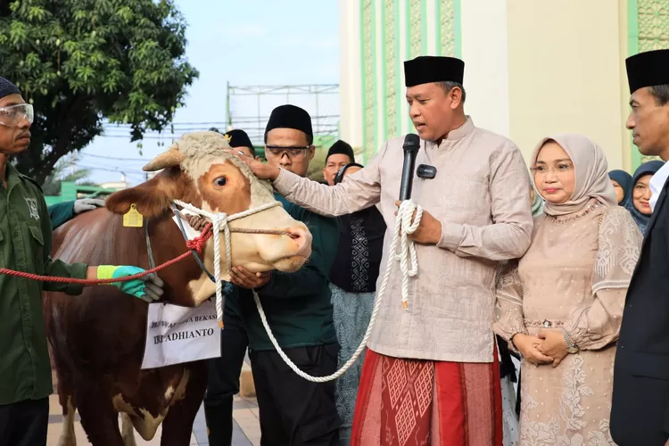 Plt Wali Kota Bekasi Tri Adhianto saat merayakan Hari Raya Idul Adha 2023. (Pemkot Bekasi)