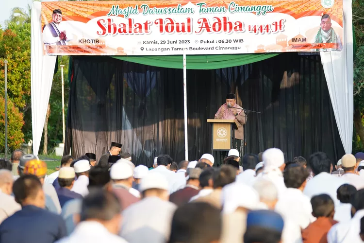 Ketua DPRD Kota Bogor Atang Trisnanto dalam momen salat Idul Adha 2023. (DPRD Kota Bogor)