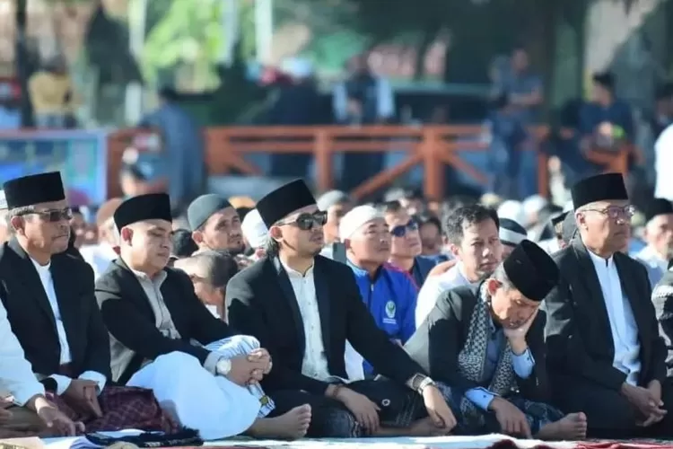 Pemko Bukittinggi bersama ribuan warganya melaksanakan salat Idul Adha hadi ini, Kamis 19 Juni 2023 (dok. Pemko)