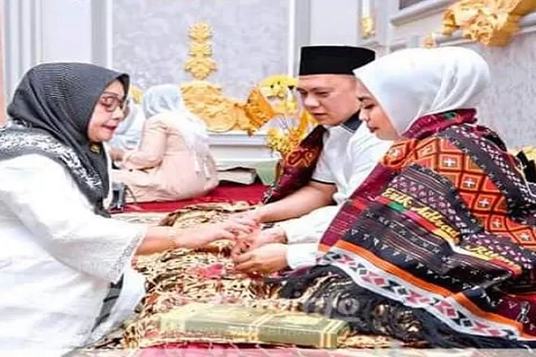 Bupati Labuhanbatu  dan Ketua TP PKK Labuhanbatu saat ditepungtawari keluarga besar  (Realitasonline.id/RS)