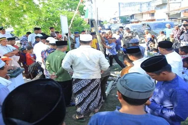 Bupati Labura saat meninjau persiapan penyembelihan hewan kurban usai shalat idul adha (Realitasonline.id/RS)