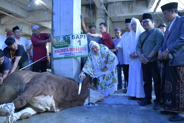 Wali Kota Semarang Hevearita Gunaryanti Rahayu menyerahkan salah satu sapi ke masjid besar yang disambanginya. (Humas Pemkot)