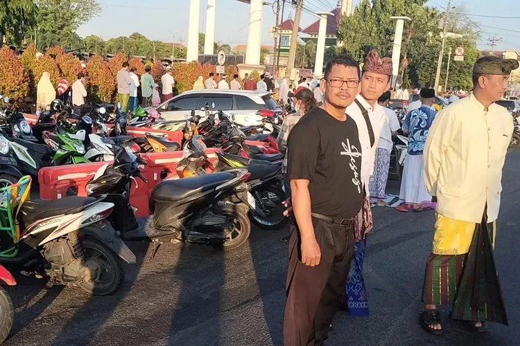 Sejumlah pemuda non muslim ikut membantu mengamankan jalannya salat Idul Adha di Alun - alun Batang