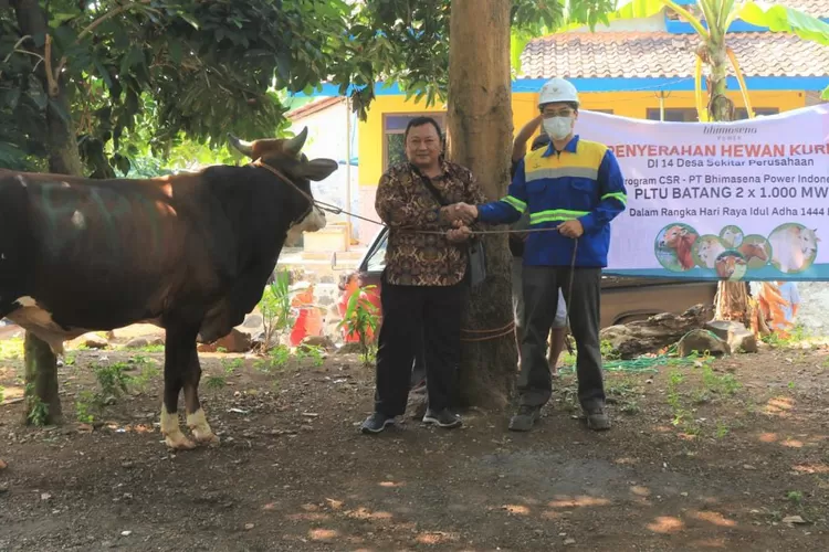 Direktur Operasional BPI, Yoshimitsu Fujii menyerahkan hewan kurban kepada panitia kurban. 