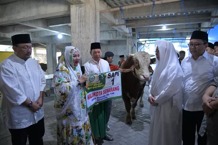 Wali Kota Semarang Hevearita Gunaryanti Rahayu saat menyerahkan sapi ke salah satu masjid besar di Semarang. 