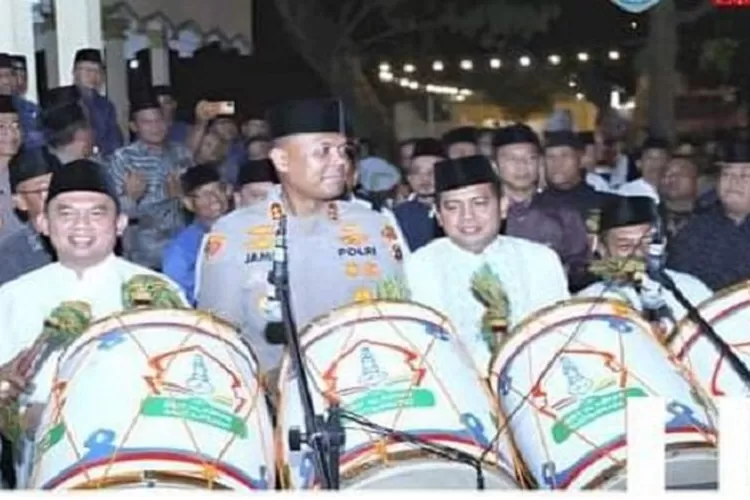 Bupati Labuhanbatu, Wakil Bupati Labuhanbatu, Sekda dan Unsur Forkopimda pukul gendang tanda melepas pawai takbir keliling Idul Adha  (Realitasonline.id/RS)